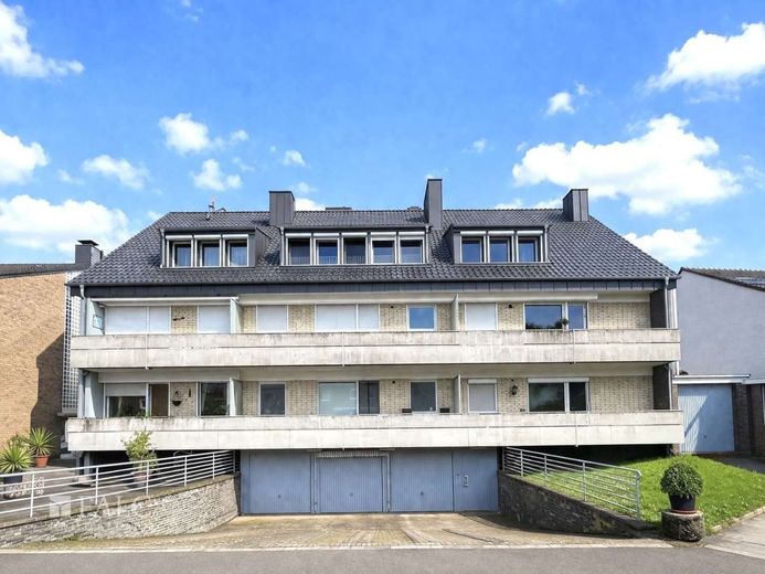 Bezugsfreie 3-Zimmer-DG-Wohnung mit ca. 95 m² in Kaarst-Holzbüttgen - ruhig gelegen &amp;  modernisiert – Außenansicht hinten