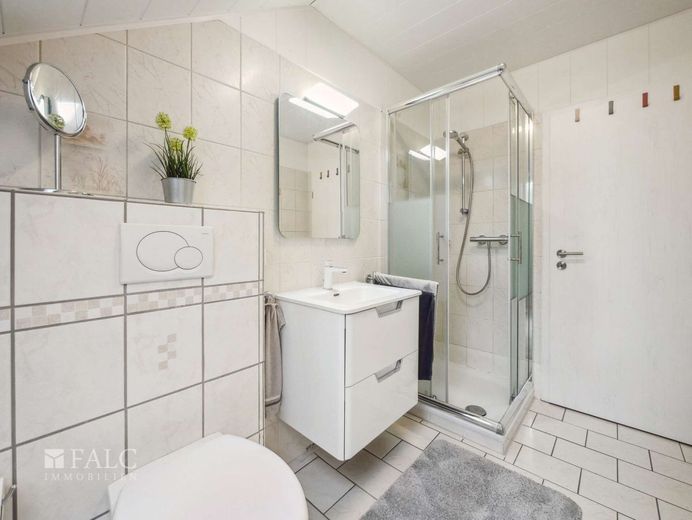 Provisionsfrei! Viel größer als gedacht! EFH mit Kamin, Balkon, Terrasse + Carport! – ... mit Dusche