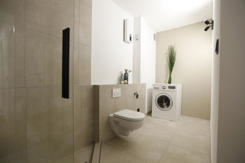 MODERNE 2-KAMERAPPARTEMENT MET BALKON + GARAGE – Badezimmer