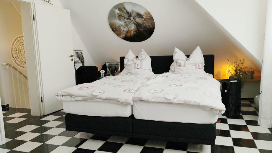 Hermoso y luminoso dúplex de 3 habitaciones sobre los tejados de Moers – Schlafzimmer