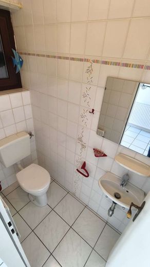 Bröckel - großes Familienhaus mit hohem Freizeitwert, Vollkeller und Garage – Gäste-WC