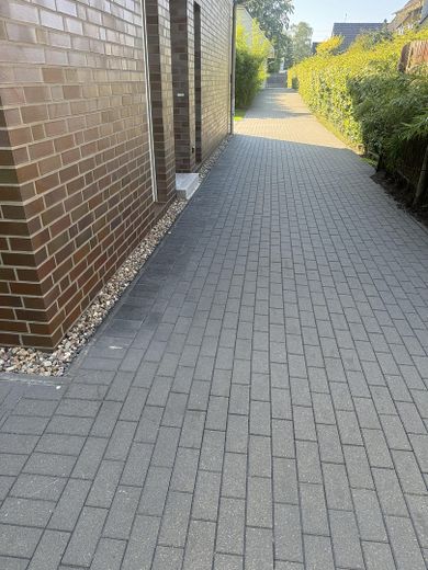 Wohlfühlpaket: Modernes, zentral gelegenes und ruhiges Einfamilienhaus! – Auffahrt Eingang zur Straße