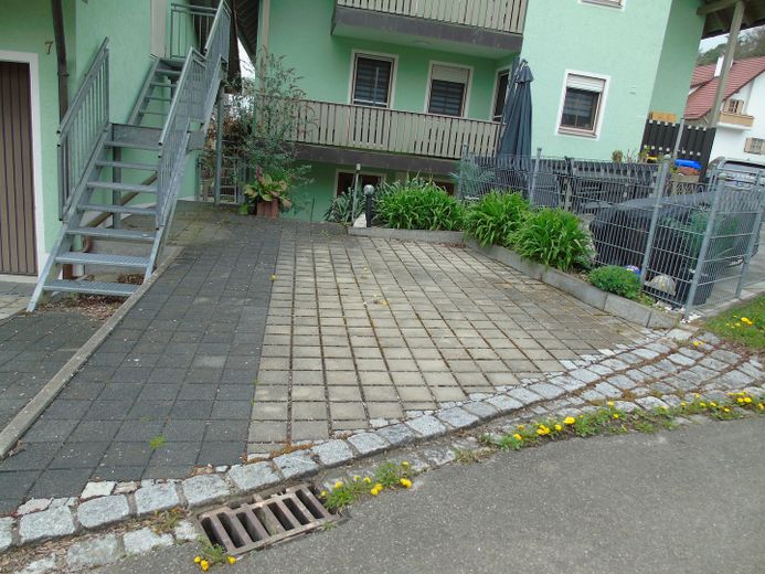 Appartamento seminterrato modernizzato in posizione tranquilla con terrazza, giardino e posto auto – Foto 3