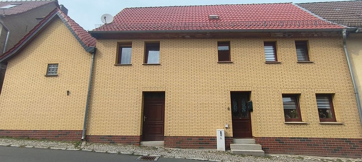 Reihenmittelhaus mit großem Garten – Foto 1