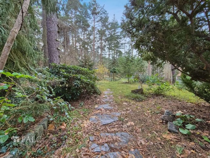 Baugrundstück mit schönem Wochenendbungalow - FALC Immobilien – Garten