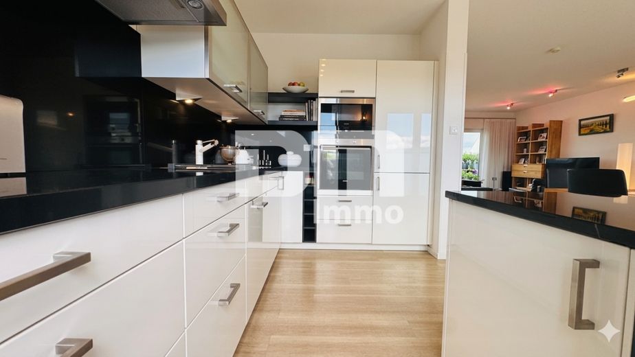 Exklusives Penthouse-Juwel mit 360 Grad Panorama-Dachterrasse in Baunatal-Großenritte – Offener Küchenbereich mit EBK