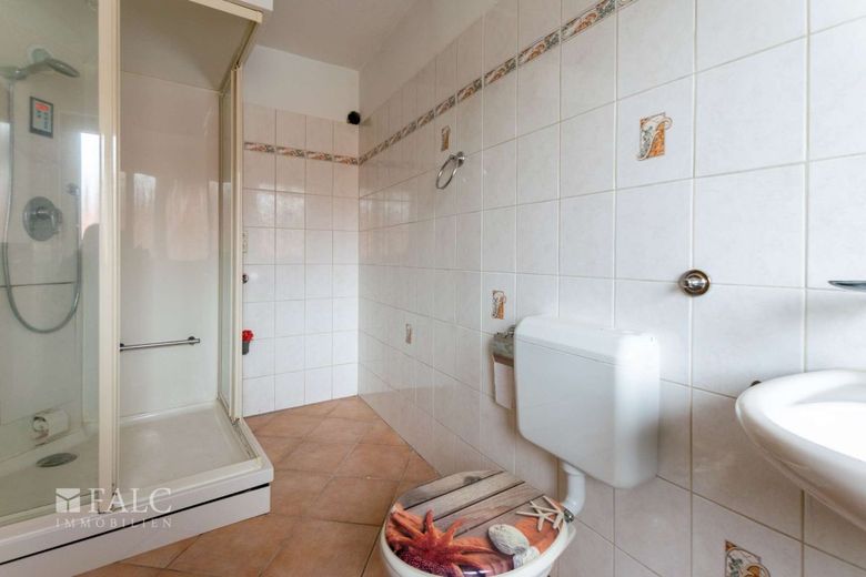 Vielseitiges Anwesen mit Vorder- und Hinterhaus, Halle, Scheune und Entwicklungspotenzial – Badezimmer