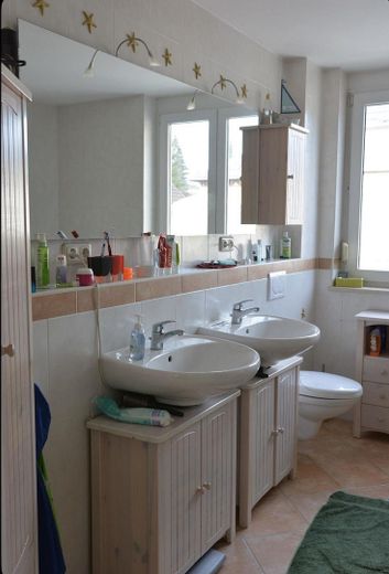 Bad mit Doppelwaschbecken