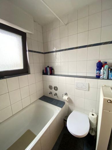 Fensterbad mit Badewanne