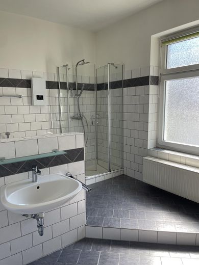 Charmantes Einfamilien-Endreihenhaus mit Garten in stadtnaher und ruhiger Lage – Bad 1.OG
