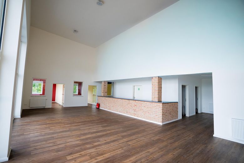 Repräsentive Gewerbeimmobilie mit Einliegerwohnung – Ausstellung rh