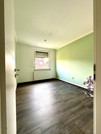 Modernisiertes Zweifamilienhaus in zentraler Lage – Neustadt am Rübenberge – Büro oder Kinderzimmer EG