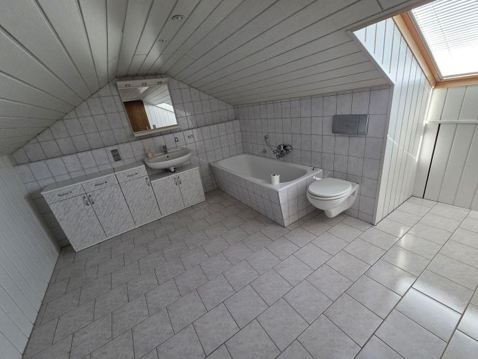 Schönes freistehendes Einfamilienhaus zu verkaufen – Badezimmer OG