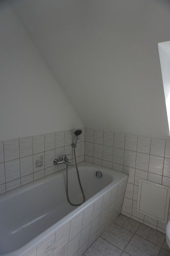 Świeżo wyremontowane, jasne mieszkanie na poddaszu – tylko 5 minut do portu w Zwenkau – Foto 12
