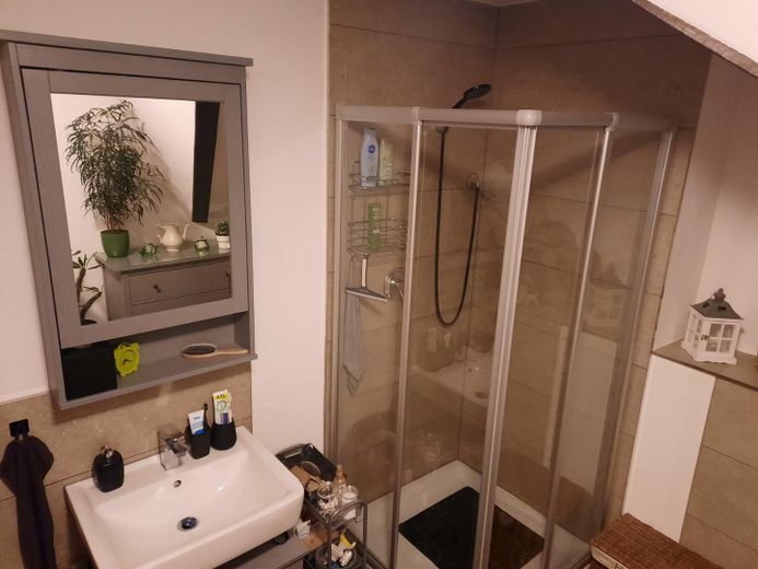 Badezimmer mit Duschkabine