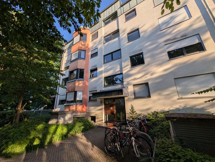 Ruhige 4-Zimmer-Wohnung, ohne Provision, von Privat, nahe Erholungsgebiet mit Südbalkon – Außenansicht Hauseingang