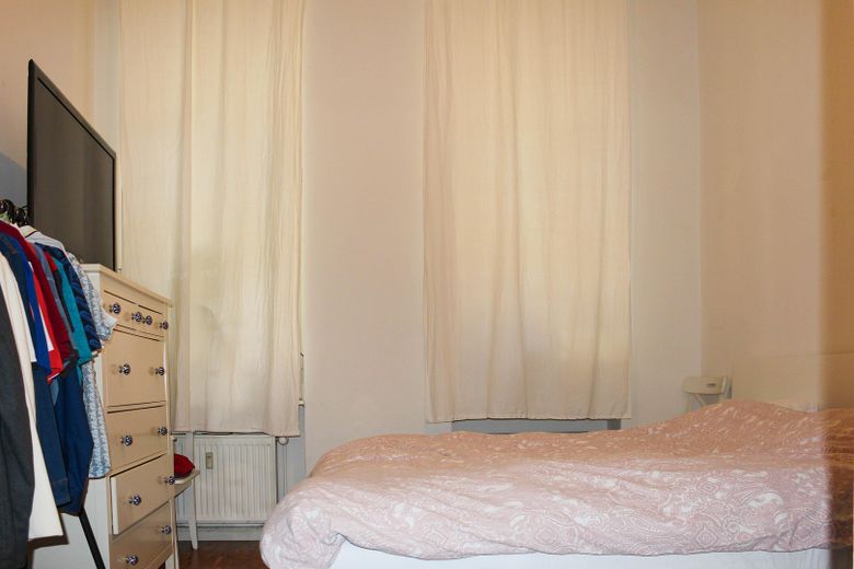Bezugsfrei nach Vereinbarung: Geräumige Altbauwohnung mit großer Wohnküche – Schlafzimmer 1