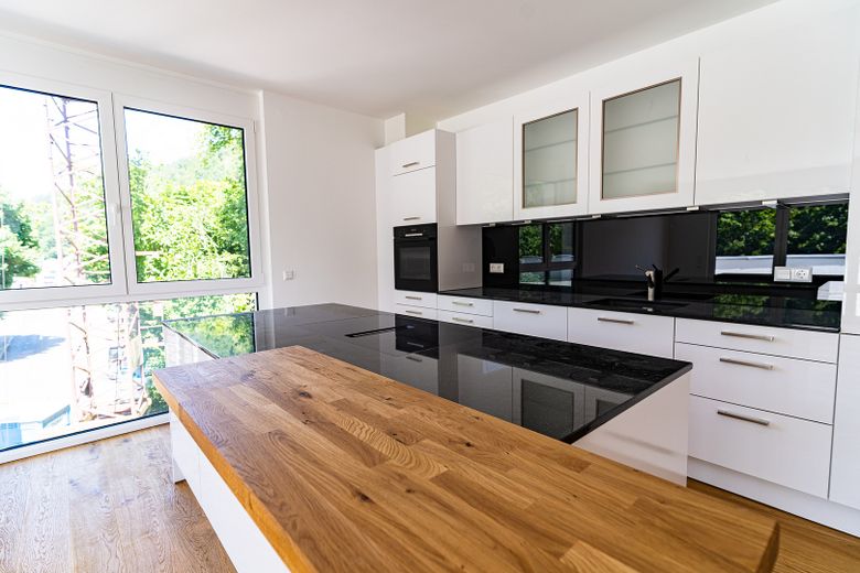 Exklusive 4,5-Zimmer-Wohnung 2 Balkone und EBK – Küche