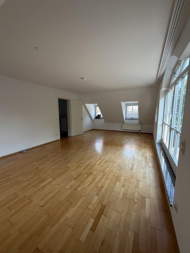 Helle 4-Zimmerwohnung zur Miete in Nymphenburg, München – Wohnzimmer