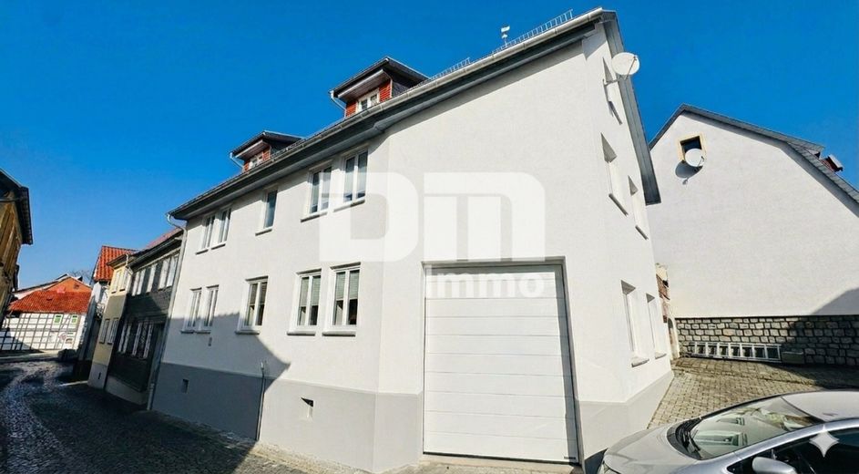 Teilsaniertes  EFH in zentraler Lage mit 2 Garagen – Seitenansicht / KI fertig gestellt generiert