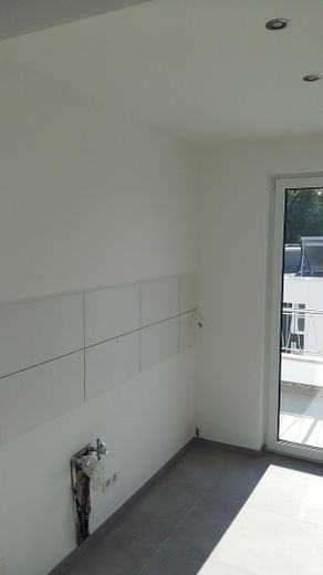 Küche mit Ausgang zum Balkon