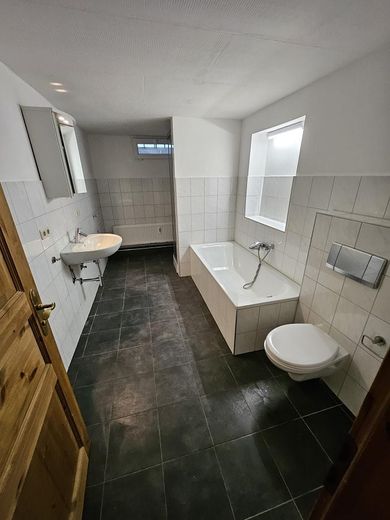 Investment property: Listed apartment building with potential – Badezimmer Souterrainwohnung