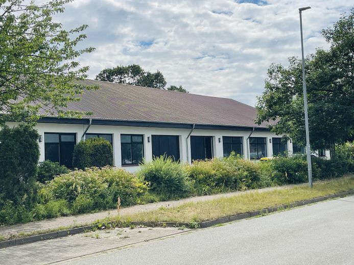 Frisch renoviert ! 885m² Elegante & Attraktive provisionsfreie Gewerbefläche in Winsen (Luhe) – Aussenansicht