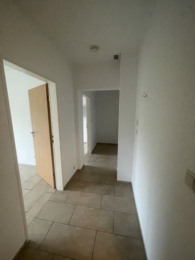 Geräumige 5- Zimmer Wohnung mit Balkon im 2. OG – Flur 2