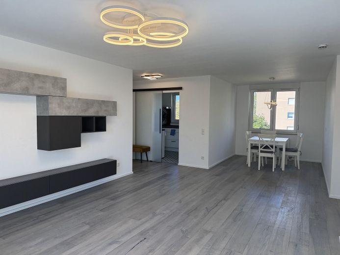 Renovierte 4-ZKB mit Terrasse und Balkon ins Grüne, EBK, 2 Stellplätze – bezugsfrei, provisionsfrei – Wohn-Essbereich