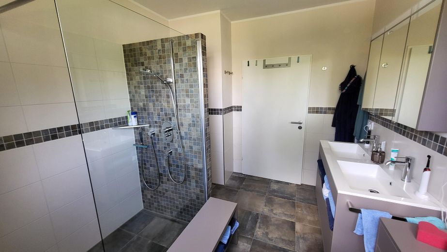 Maison d’architecte située sur un versant calme avec espace séparé pour bureau/cabinet (appartement indépendant) – Bad 2