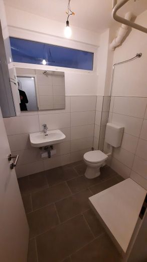 Schöne und sanierte 1-Zimmer Wohnung vollmöbliert direkt an der Uni – Badezimmer (Dusche/WC)