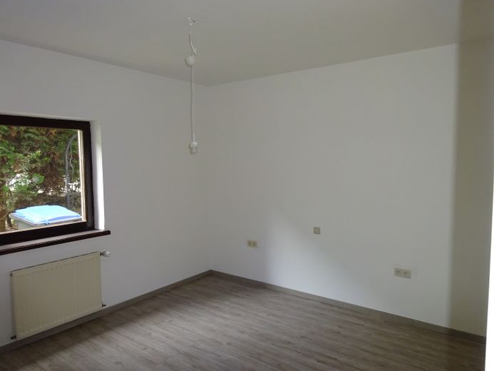 Appartement de plain-pied de 2,5 pièces avec cuisine, salle de bains, terrasse et buanderie – Schlafzimmer Bild 1