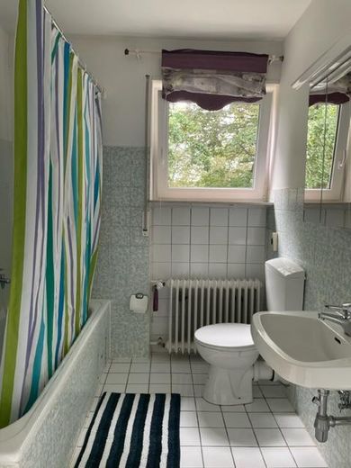 Großes Mehrfamilienhaus mit 5 Wohneinheiten - EG komplett barrierefrei – BAD WHG OG rechts
