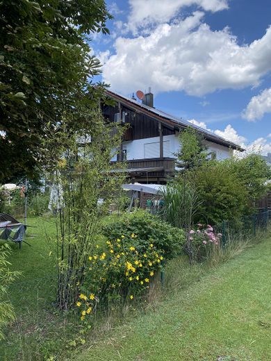 Charmante Doppelhaushälfte mit 6 Zimmern, Einbauküche und Garten – fußläufig zur S-Bahn Sauerlach – Foto 2