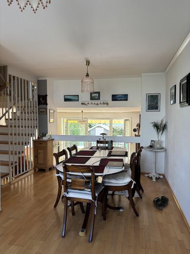 Gepflegtes Reihenmittelhaus mit Dachstudio, Südgarten und flexibler Raumaufteilung – Essbereich