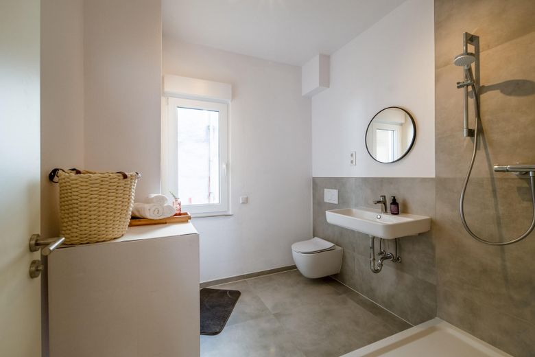 Casa unifamiliar sin comisión con jardín: renovada y lista para entrar a vivir – Bad EG