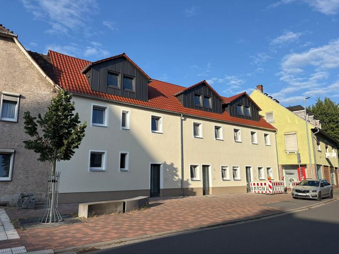Erstbezug nach Kernsanierung | KfW55 EE | 61 m² | EG | Bahnhof 2 Min. | Bezugsfertig 10/2026 – Straßenansicht