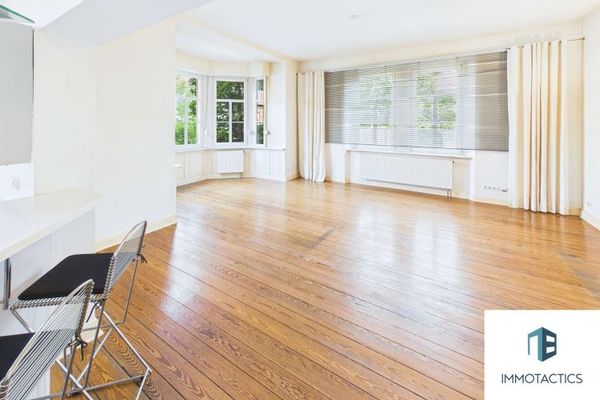 Historische Altbauwohnung mit großer Terrasse und besonderem Gestaltungspotenzial