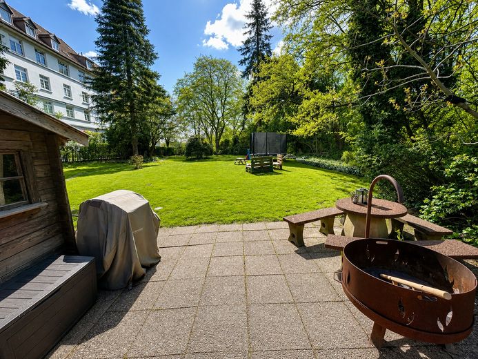 Élégant appartement familial ancien | 117 m² | 4,5 pièces | Garage | Loggia | Vue sur la verdure | Tarpenbek – Sicht von Schuppen/Terrasse