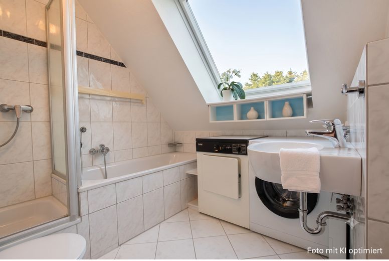 Bad mit Dusche und Badewanne