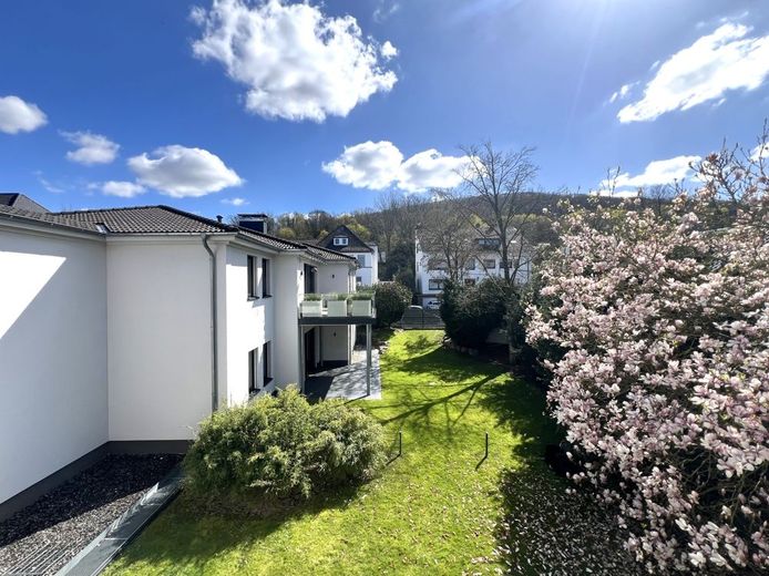 Moderne Obergeschosswohnung mit 2 Balkonen, Tiefgarage und Aufzug im Stadtgartenviertel Hagen – Gartenansicht