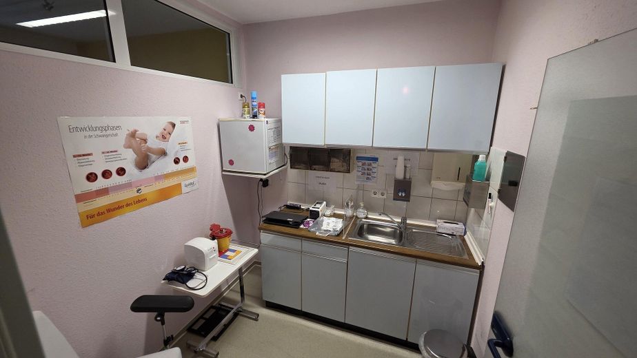 Consultorio/oficina de 86 m² en el centro de Spelle: médico, terapia, cosmética, despacho – ascensor, sin comisión – Labor mit Durchreiche