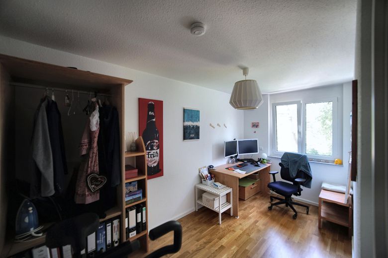 Modernes Kettenhaus mit KfW-55-Standard und hochwertiger Ausstattung – Büro-1