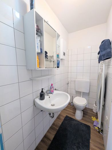 Düsseldorf-Eller’de kendine ait terası ve bahçesi bulunan büyüleyici 1 odalı eski yapı dairesi – Bad WC