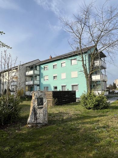 Modernisierte, helle 2-Zimmer-Wohnung mit Wohnküche – Ansicht Süd West