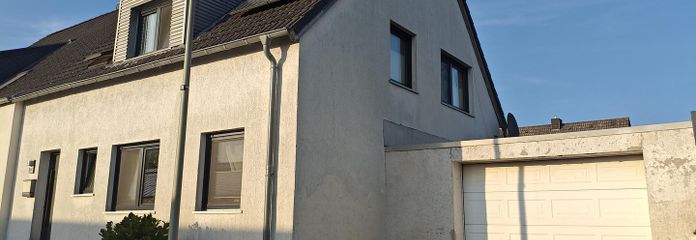 Dernière chance : solide maison jumelée avec balcon orienté sud-ouest – Frontansicht