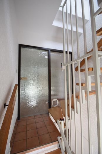 Provisionsfrei! Zweifamilienhaus, großer Sonnengarten – Treppenhaus, EIngang  1. OG