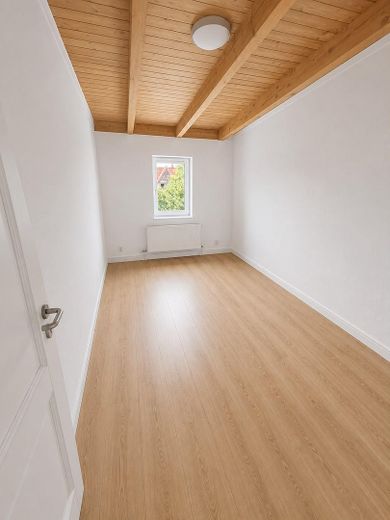 Frisch sanierte 4-Zimmer-Altbauwohnung mit Wohnküche, Holzbalkendecke & Tageslichtbad – Zimmer 1