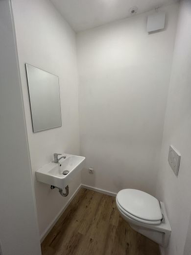 Frisch saniertes Haus mit hervorragender Verkehrsanbindung – Gäste-WC
