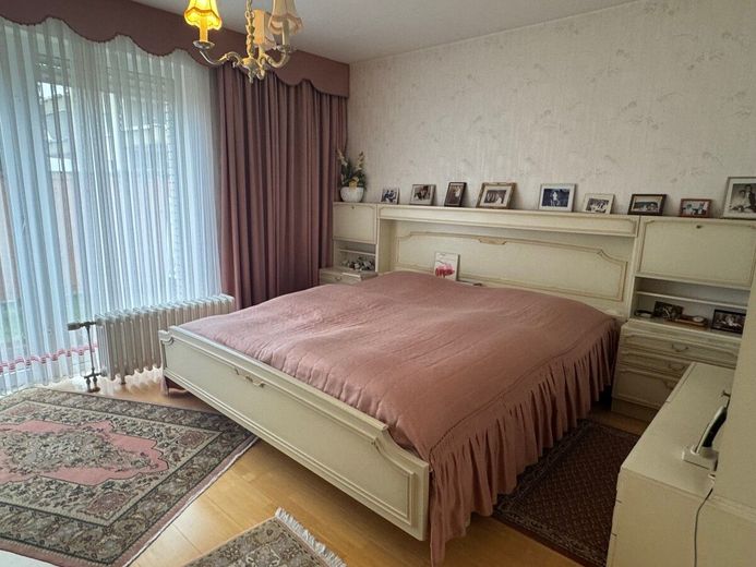 2 Häuser auf einem Grundstück: Das Einfamilienhaus ist bald verfügbar und das Zweifamilienhaus ist sicher vermietet! – Schlafzimmer EFH